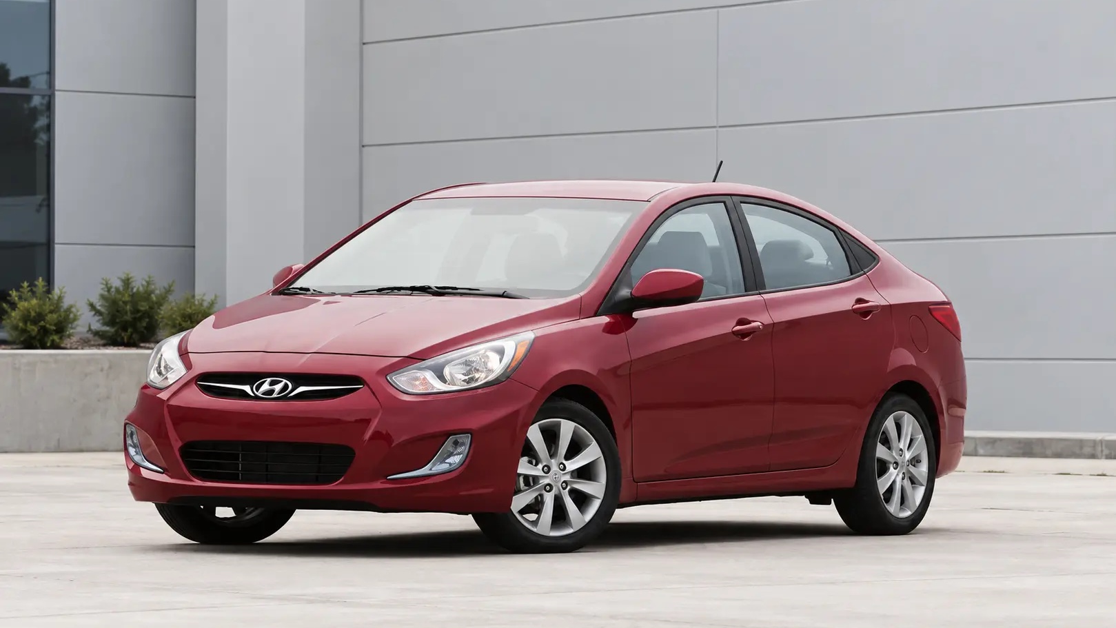 Hyundai Accent RB sedán rojo, vista tres cuartos delantera
